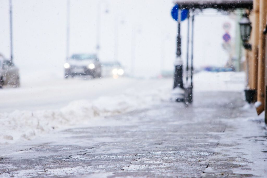 Sól drogowa z piaskiem: Skuteczna kombinacja w walce z zimowymi warunkami drogowymi